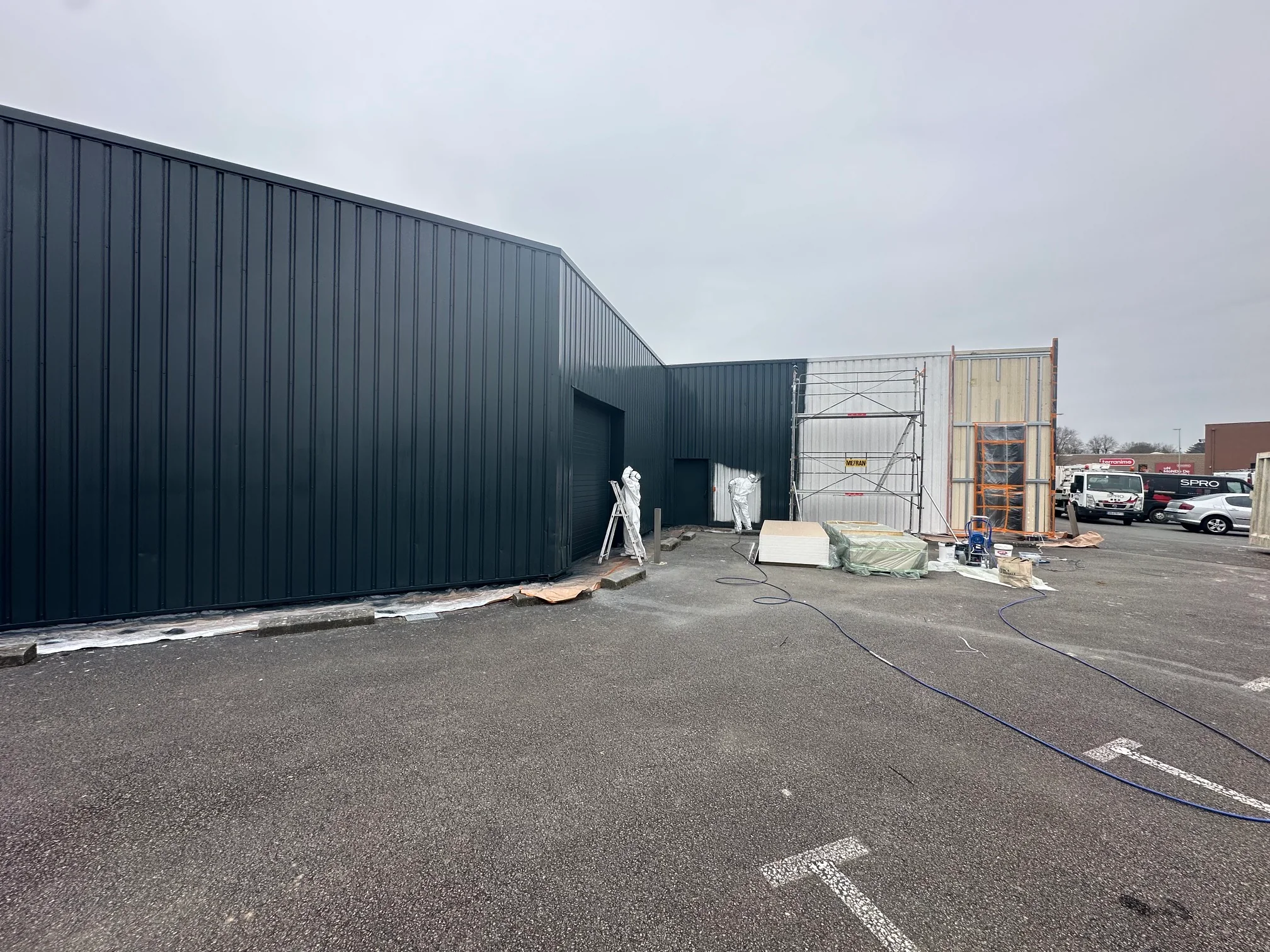 Ravalements extérieurs — chantier SPRO : Specialized Vannes