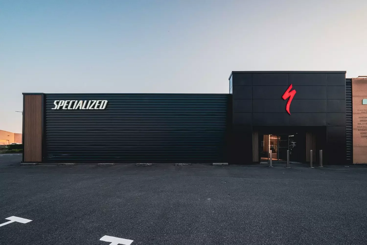 Ravalements extérieurs du bâtiment Specialized à Vannes
