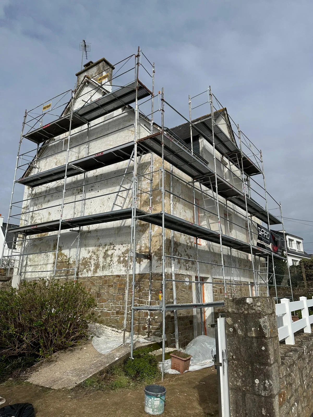 Ravalements extérieurs — chantier SPRO : Specialized Vannes