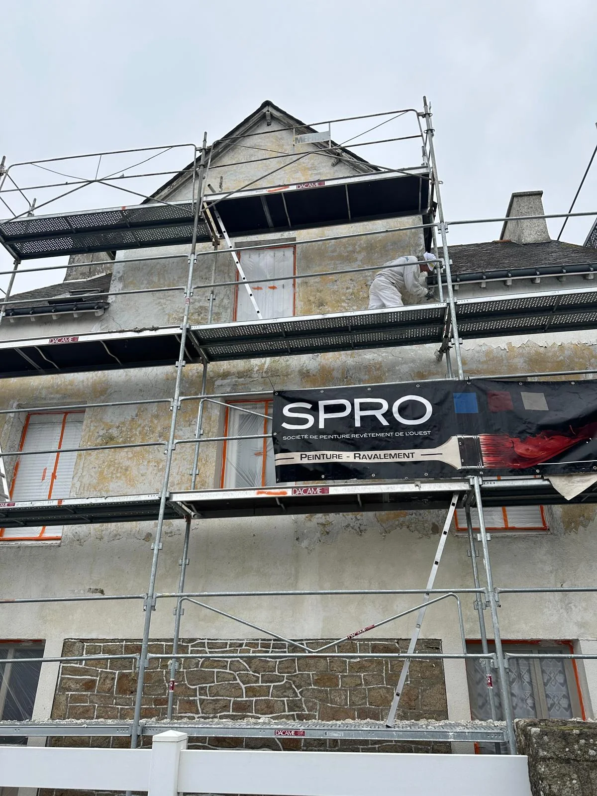 Ravalements extérieurs — chantier SPRO : Specialized Vannes